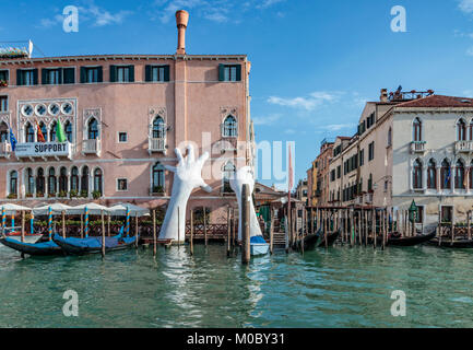 Mani gigante scultura e il Canal Grande in Veneto, Venezia, Italia, Europa. Foto Stock