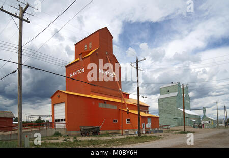 Legno storico elevatori delle granaglie situato in Nanton, Alberta, Canada. Foto Stock