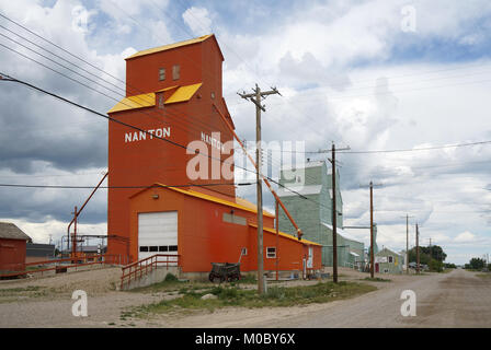 Legno storico elevatori delle granaglie situato in Nanton, Alberta, Canada. Foto Stock