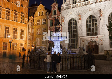 L'Artus Court (Dwór Artusa) e la Fontana di Nettuno nella Città Vecchia di notte nella città di Gdansk, Polonia, Europa Foto Stock