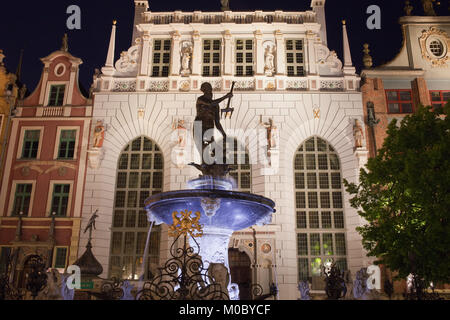 L'Artus Court (Dwór Artusa) e la Fontana di Nettuno nella Città Vecchia di notte nella città di Gdansk, Polonia, Europa Foto Stock