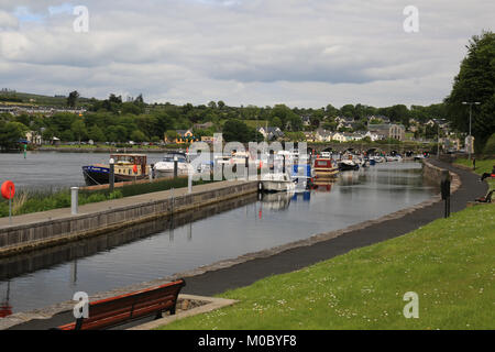 Barche da diporto ormeggiato sulle rive dell'Irlanda più lungo fiume, killaloe, County Clare, Irlanda Foto Stock