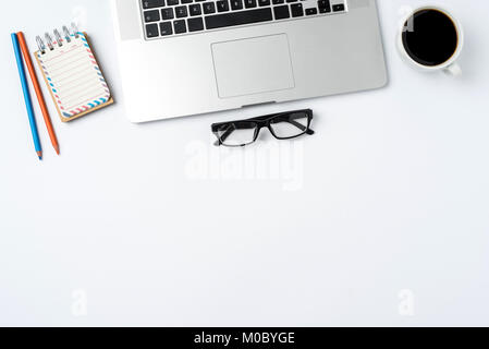 Business desktop accessori su sfondo bianco Foto Stock