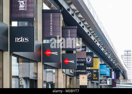 London, Regno Unito - 25 novembre 2017 - Segni di ristoranti e negozi visualizzati al posto Crossrail in Canary Wharf Foto Stock