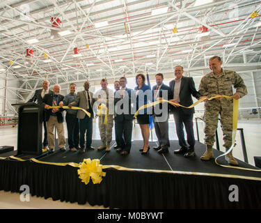 Col. Dana Hessheimer, 163d attacco Wing Commander, tagli un cerimoniale di nastro all'interno del parafango è di nuovo hangar a marzo riserva d'aria di base, California, 14 giugno 2017, insieme con i leader civili e Briga. Gen. Russell Muncy, 452nd Aria Mobilità Wing Commander. La manifestazione ha coinciso con l'ala di recente passaggio di MQ-9 Reaper pilotato a distanza di aerei di marzo dalla California del sud Aeroporto di logistica in Victorville. (U.S. Air National Guard Foto Stock