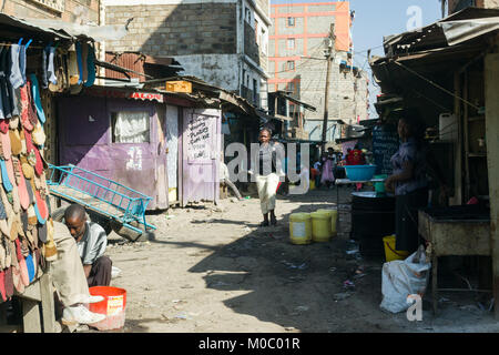 Visualizza in basso una piccola strada in Huruma, mostra piccoli negozi e persone, Nairobi, Kenya, Africa orientale Foto Stock