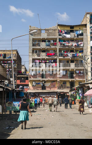 Vista giù per una strada a Huruma, un quartiere di Nairobi, mostrando persone ed edifici, Nairobi, Kenya, Africa orientale Foto Stock