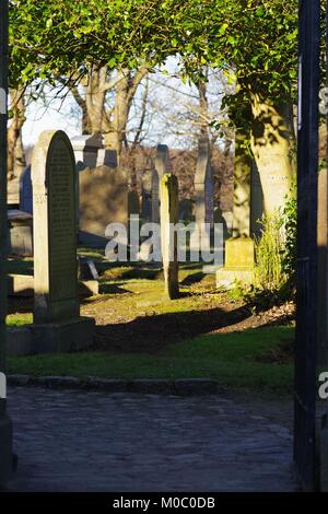 St Machar la cattedrale di lapidi del cimitero, la vecchia città di Aberdeen. La Scozia, Regno Unito. Foto Stock