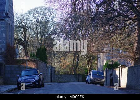 La Chanory Road. Cattedrale di St Machar e auto parcheggiate nel Gloom of Winter, Old Aberdeen Town. Aberdeen, Scozia, Regno Unito. Foto Stock