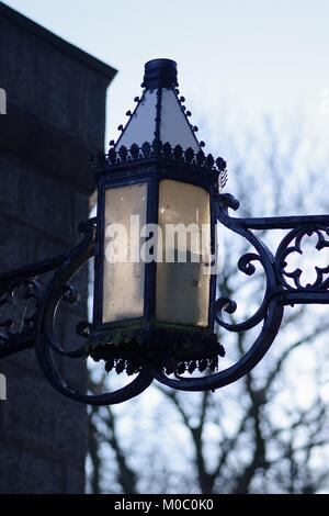 Vecchia lampada ornata al di sopra della gate titolo di St Machar la cattedrale, l'antica città di Aberdeen. La Scozia, Regno Unito. Foto Stock