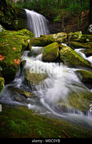 Bella cascata che scorre sulle rocce a New River Gorge West Virginia Foto Stock