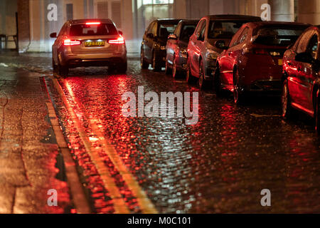 Vettura frenata su bagnato strade in ciottoli di notte belfast Irlanda del Nord Regno Unito Foto Stock