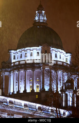 Belfast City Hall cupola illuminata sul bagnato di notte invernale in Irlanda del Nord Regno Unito Foto Stock