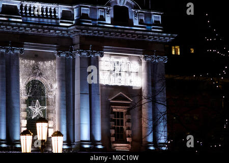 Blythe yuletide ulster scots lingua felice natale a basso consumo di energia led luci di Natale sul Municipio di Belfast Irlanda del Nord Regno Unito Foto Stock