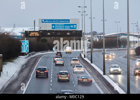 Attenzione rischio di scivolo di overhead segno del gantry in autostrada in auto percorrendo gritted autostrada salata a Newtownabbey Irlanda del Nord Foto Stock