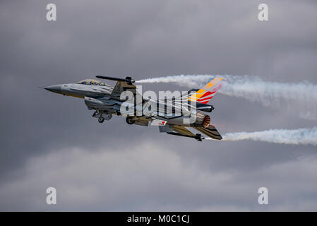 Belga di Air Force, Lockheed Martin F-16 (Fighting Falcon), visualizzando al Royal International Air Tattoo, RAF Fairford, nel Regno Unito il 14 luglio 2017. Foto Stock