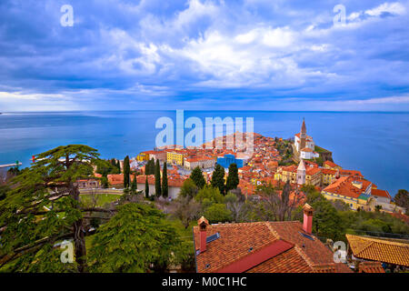 Idilliaca città costiere di pirano sul mare Adriatico antenna vista litorale, Slovenia Foto Stock