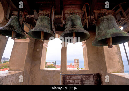 Le campane della chiesa della Basilica Eufrasiana di Parenzo in Istria regione della Croazia Foto Stock