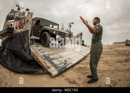 MARINE CORPS BASE Camp Pendleton, California - Una U. S. Navy sailor con Assault Craft unità 5, carichi di una massa giapponese Self Defence Force Toyota Mega Cruiser su una Landing Craft Air Cushion come parte del pugno di ferro 2018, gen. 19. Il pugno di ferro è una di cinque settimane di esercizio lungo la focalizzazione sulle tecnologie avanzate di precisione di tiro, ricognizione anfibio, incendio e gli assalti di manovra, pianificazione del personale, supporto logistico, medico di condivisione della conoscenza, fire supportano operazioni, inclusi mortai, artiglieria e chiudere il supporto aereo, anfibio e le operazioni di sbarco. (U.S. Marine Corps photo by Gunnery Sgt. Robert B. Brown Jr.) Foto Stock