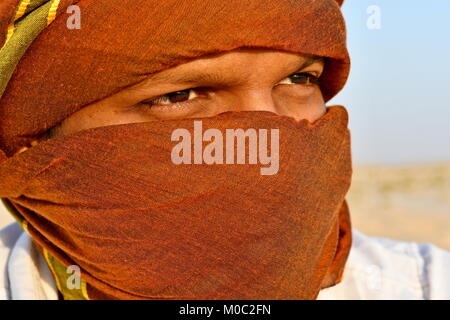 Arabo gli uomini con testa sciarpe nel deserto la luce del sole e sabbia Foto Stock