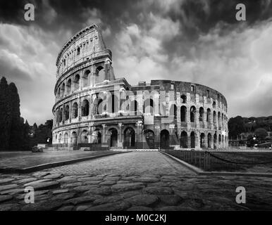 Vista del Colosseo a Roma e il sole di mattina, l'Italia, l'Europa. Foto Stock