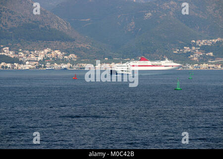 Porto di Igoumenitsa Con nave traghetto e cruiser Grecia Foto Stock