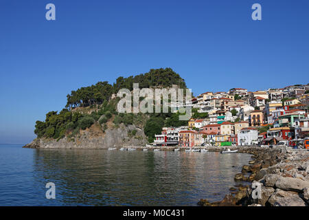 Gli edifici colorati e il castello di Parga Grecia Foto Stock