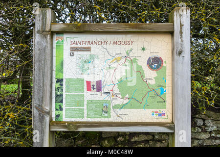 Informazioni display che mostra il sentiero escursionistico "Le circuito macchia des' in Sancy, Nièvre, Bourgogne, Francia Foto Stock