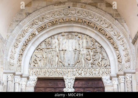 Close up dell'ultimo giudizio una scultura da Gislebertus sul portale ovest della cattedrale di Saint Lazare in Autun, Saône-et-Loire, Bourgogne, Francia Foto Stock