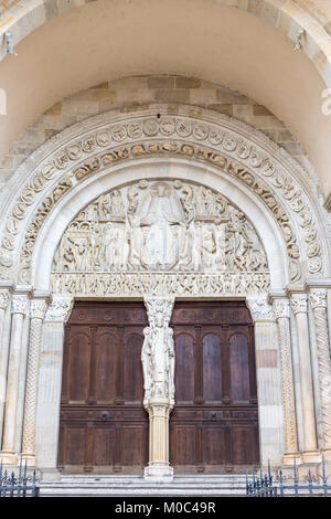 Close up dell'ultimo giudizio una scultura da Gislebertus sul portale ovest della cattedrale di Saint Lazare in Autun, Saône-et-Loire, Bourgogne, Francia Foto Stock