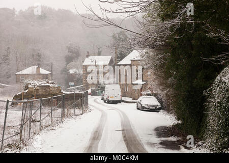 La neve copre le strade e le vetture nel West Yorkshire, Dicembre 2017 Foto Stock