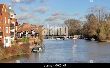 Il fiume Tamigi visto da Windsor e Eton Bridge in Royal Berkshire Foto Stock