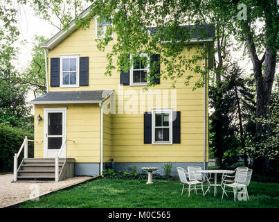 Maggio 1982, legno giallo casa unifamiliare, bianco mobili da giardino, Long Island, New York, NY, STATI UNITI D'AMERICA, Foto Stock