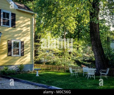 Maggio 1982, legno giallo casa unifamiliare, bianco mobili da giardino, Long Island, New York, NY, STATI UNITI D'AMERICA, Foto Stock