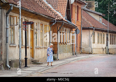 La mattina presto attraversando la strada in Kuldiga, Lettonia. Foto Stock