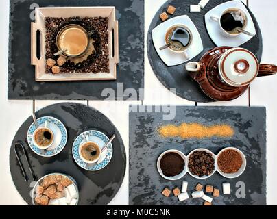 Tazze di caffè, cappuccino, caffè vecchio pot, il caffè macinato, il caffè istantaneo e i chicchi di caffè sul cavalletto in ardesia e bianco sullo sfondo di legno. Foto Stock