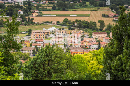 La splendida città di Loreto, nascosto all'interno del paesaggio della regione Marche, Italia Foto Stock