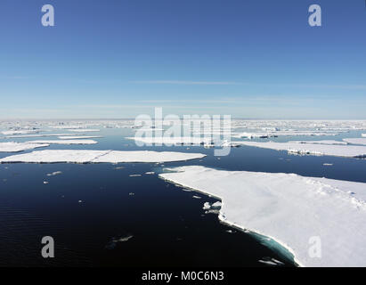 Il kayak nelle acque artiche di Lillhook fiordo dell'arcipelago delle Svalbard, Norvegia Foto Stock