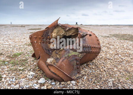 Orford Ness, un grande corpo di bomba sulla spiaggia di Orford Ness, una reliquia da quando il sito è stato un segreto difesa della struttura di ricerca durante il 1940s & 50s Foto Stock