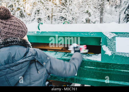 Donna del riciclaggio alla gestione dei rifiuti depo Foto Stock