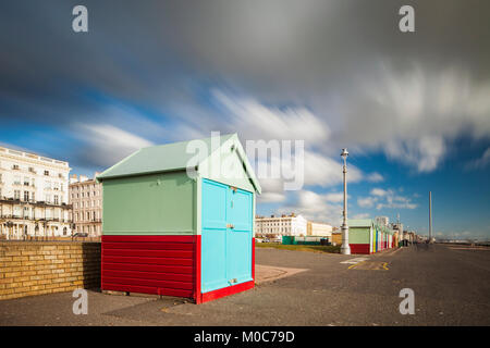 Pittoresca spiaggia di capanne sul lungomare Hove, East Sussex, Inghilterra. Foto Stock