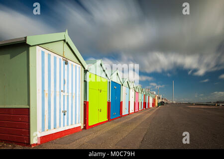 Iconica spiaggia colorata di capanne sul lungomare di Brighton, East Sussex, Inghilterra. Foto Stock