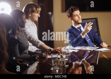 Leader e business leader proprietario riunione informale in-house business meeting Foto Stock