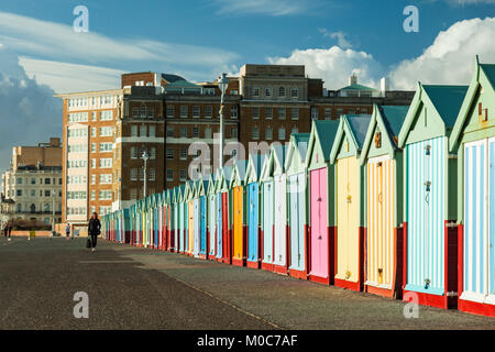 Colore cabine sulla spiaggia, sul lungomare di Brighton, Inghilterra. Foto Stock