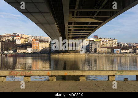 Branko Bridge attraversata dal fiume Sava a Belgrado nel tardo pomeriggio. Foto Stock