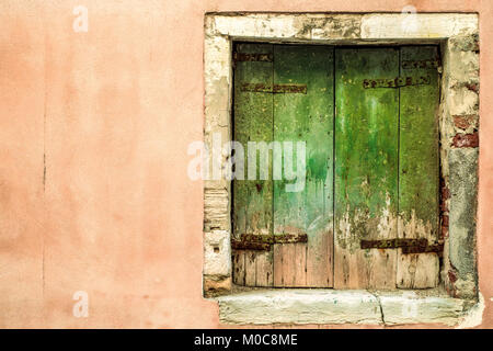Square weathered finestra chiusa a Venezia, Italia. Foto Stock