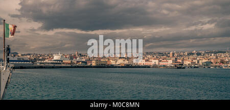 Città di Catania visto dalla compagnia marina docks Foto Stock