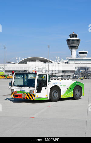 Elettrico di spingere indietro il carrello, veicolo trainato con azionamento elettrico con Lufthansa Regional, CityLine, Bombardier CRJ-900LR, ibrida elettrica, E-Power, E, Foto Stock