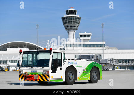 Elettrico di spingere indietro il carrello, veicolo trainato con azionamento elettrico con Lufthansa Regional, CityLine, Bombardier CRJ-900LR, ibrida elettrica, E-Power, E, Foto Stock