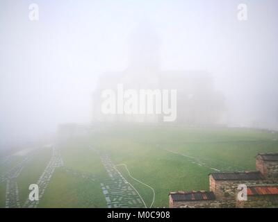 La nebbia in città Signagi in corrispondenza della Georgia la regione più orientale Foto Stock